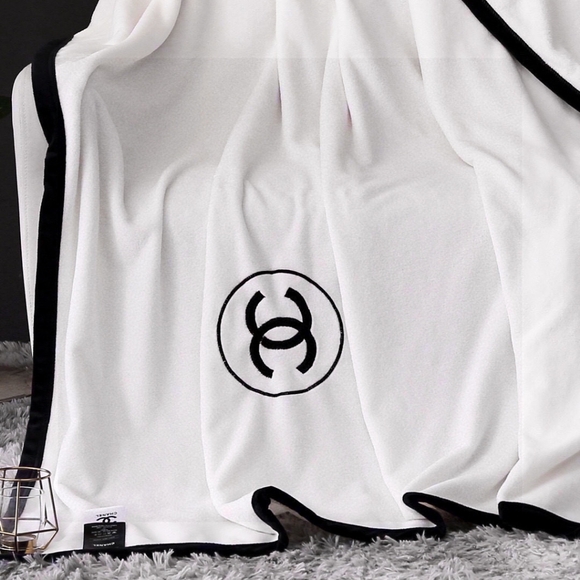 CHANEL multifunctional blanket scarf - Picture 5 of 9